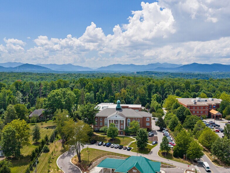 More Photos Of 4 Vanderbilt Park Dr, Asheville Office For Sale