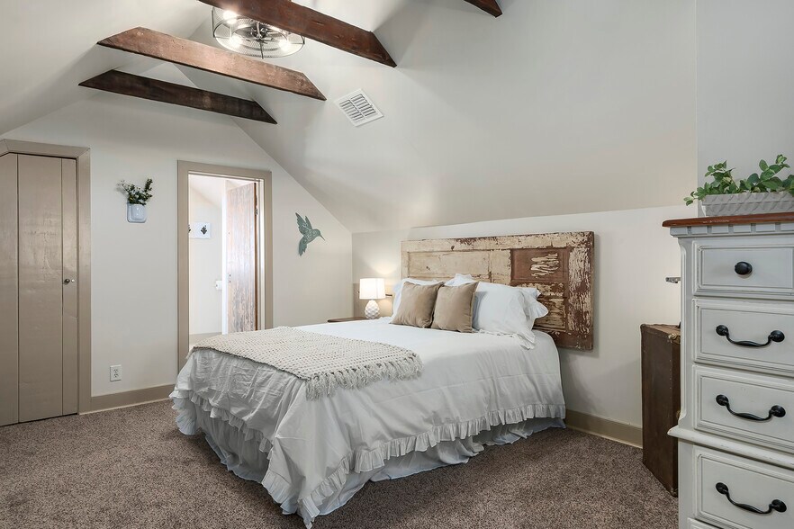 More Photos Of 104 E Austin St, Fredericksburg Storefront Retail Residential For Sale