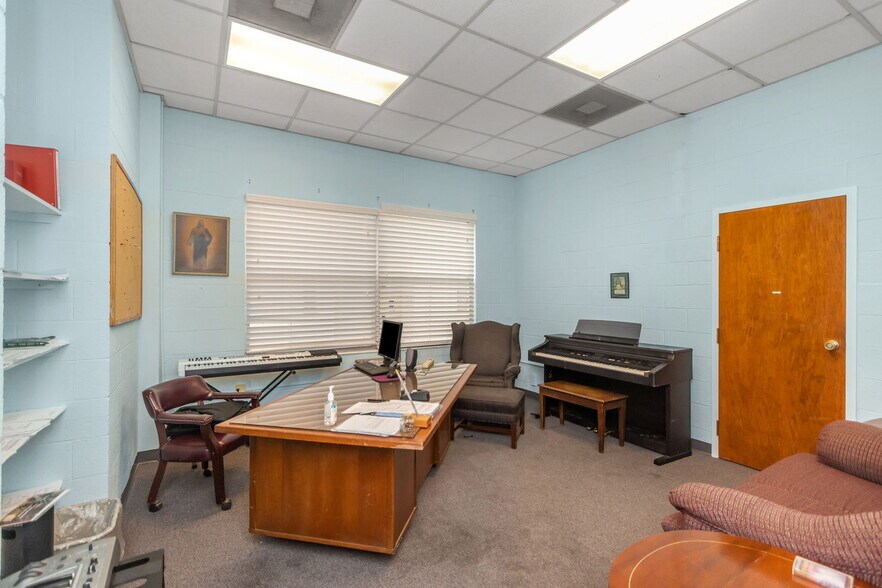 More Photos Of 411 Turner St, Clearwater Religious Facility For Lease