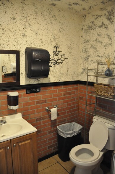 More Photos Of 2011 N Damen Ave, Chicago Restaurant For Sale