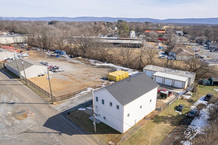 More Photos Of 12 A Cattlemans Ln, Berryville Warehouse For Lease