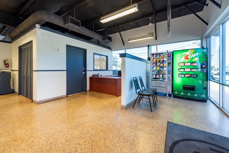 More Photos Of 2980 W Oakland Park Blvd, Oakland Park Showroom For Lease