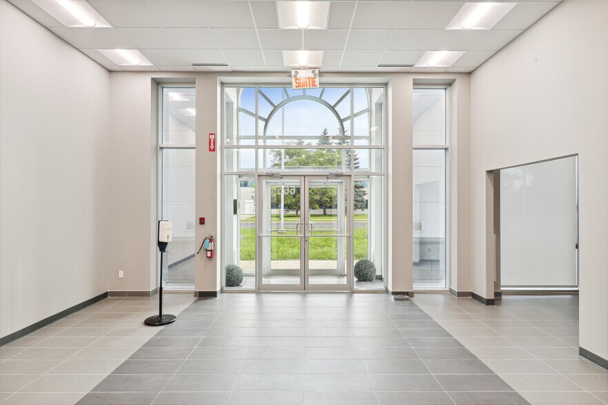 More Photos Of 665 Boul Clairevue O, St-Bruno-de-Montarville Light Distribution For Sale