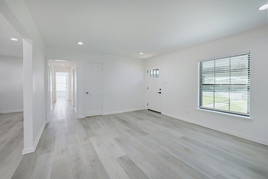 More Photos Of 2028 W Ben White Blvd, Austin Office For Lease