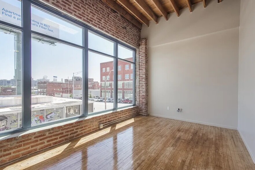 More Photos Of 1625-1627 Oak St, Kansas City Storefront Retail Office For Lease