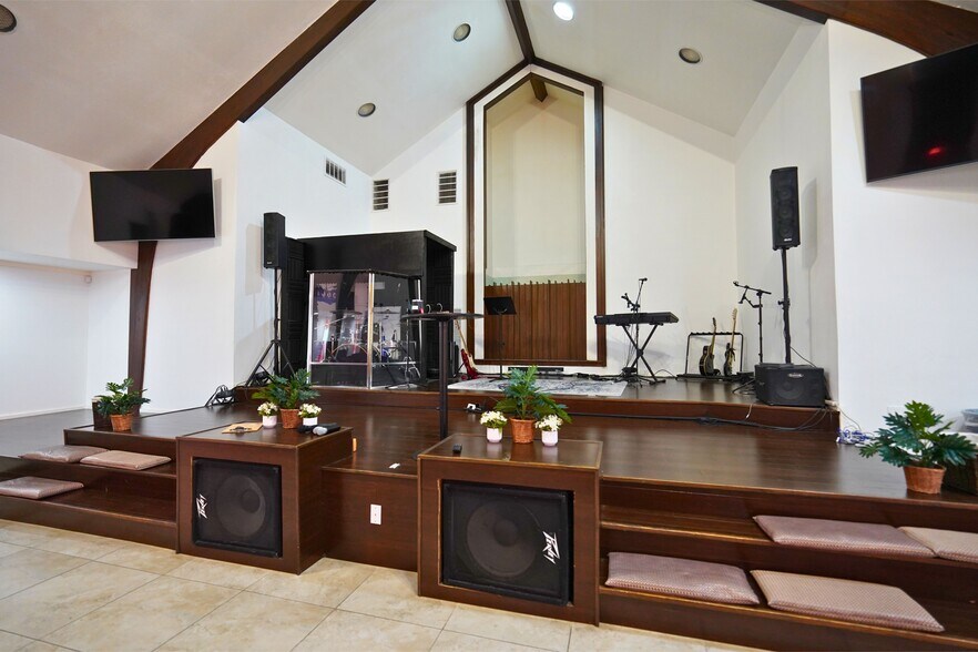 More Photos Of 6730 W Tidwell Rd, Houston Religious Facility For Lease