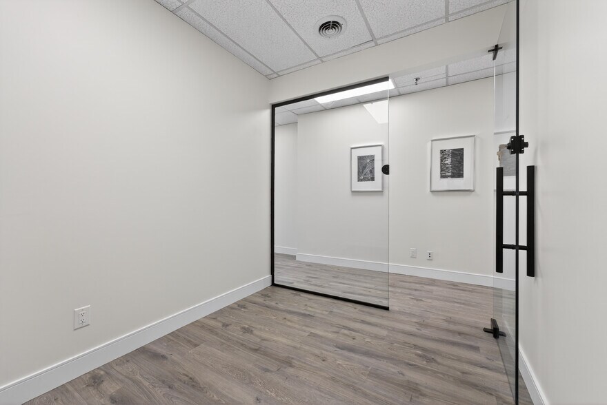 More Photos Of 570 Hood Rd W, Markham Service For Sale