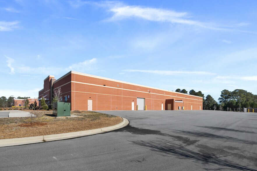 More Photos Of 2810 Procurement Cir, Fayetteville Flex For Lease