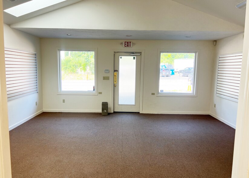 More Photos Of 1149 Grafton St, Worcester Freestanding For Lease