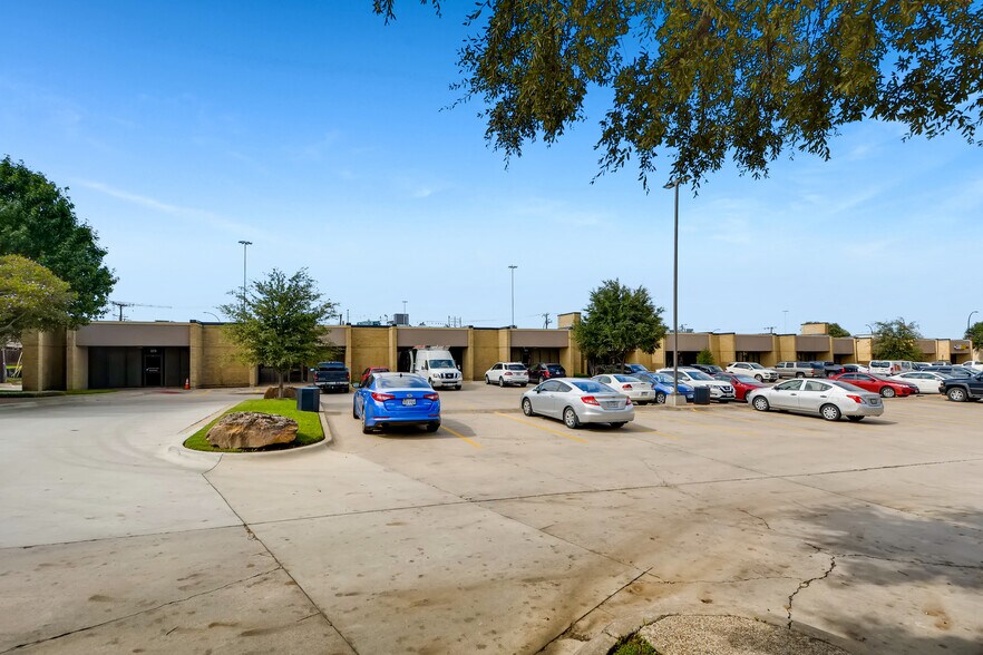 More Photos Of 2016 E Randol Mill Rd, Arlington Warehouse For Lease