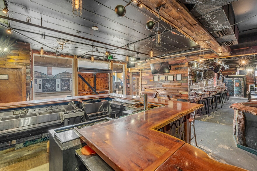 More Photos Of 135 Duval St, Key West Bar For Lease