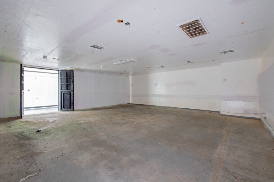 More Photos Of 16955 Sherman Way, Van Nuys Freestanding For Lease