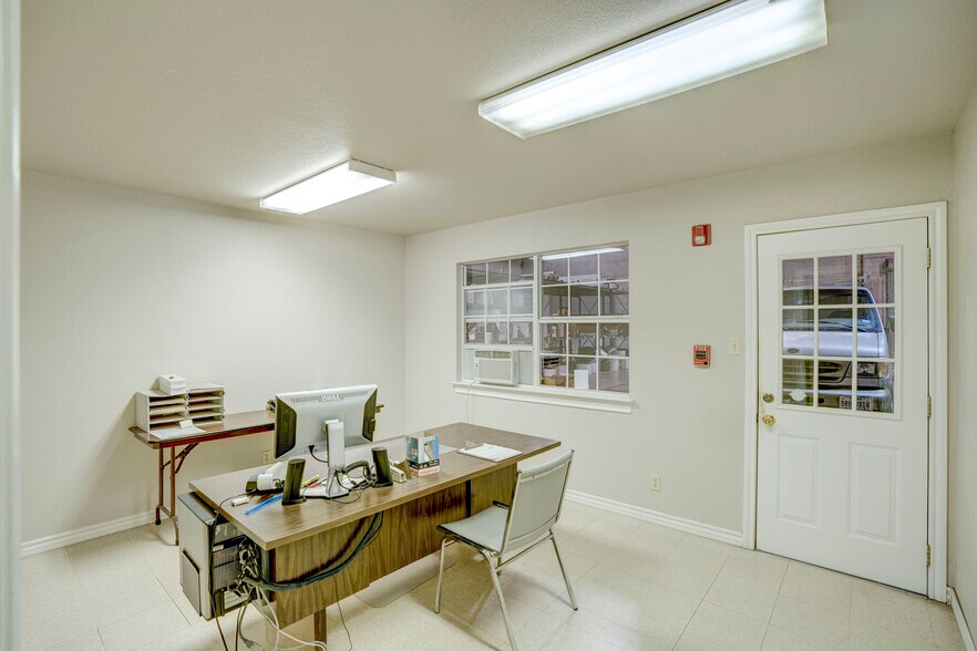 More Photos Of 2620 Carson St, Haltom City Light Distribution For Lease