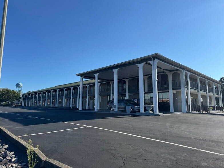 Primary Photo Of 990 Maple St, Russell Springs Hotel For Sale