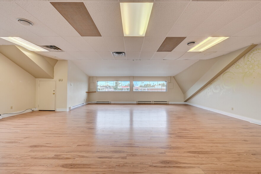 More Photos Of 100-120 Rue du Barry, Kirkland Restaurant For Lease