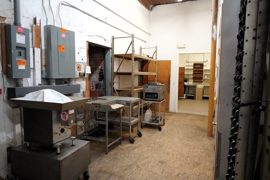 More Photos Of 304 Smith Ave, Elwood General Retail For Sale