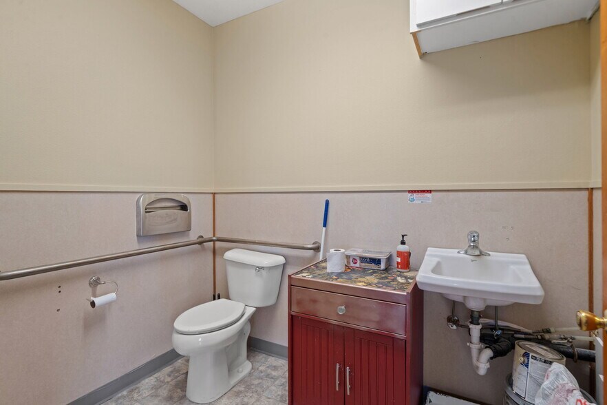More Photos Of 261043 101 Hwy, Sequim Office For Lease