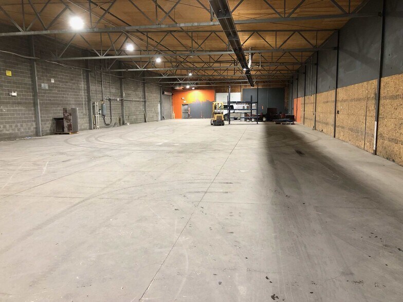 More Photos Of 143 East Lake Blvd NE, Airdrie Warehouse For Lease