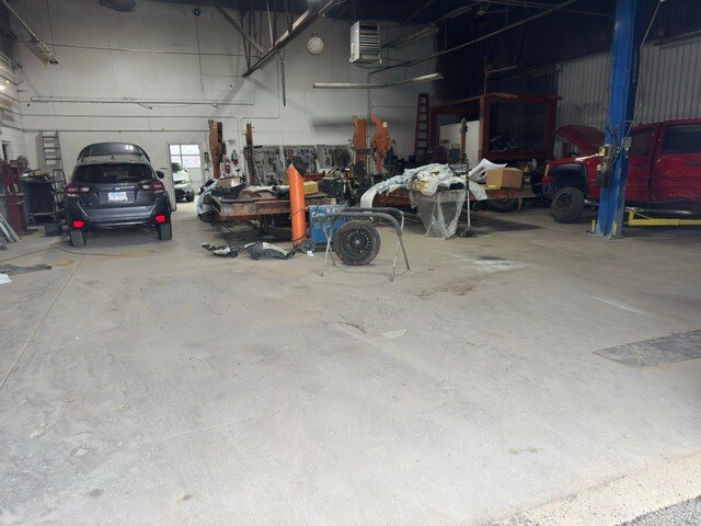 More Photos Of 909 Rohlwing Rd, Rolling Meadows Light Distribution For Lease