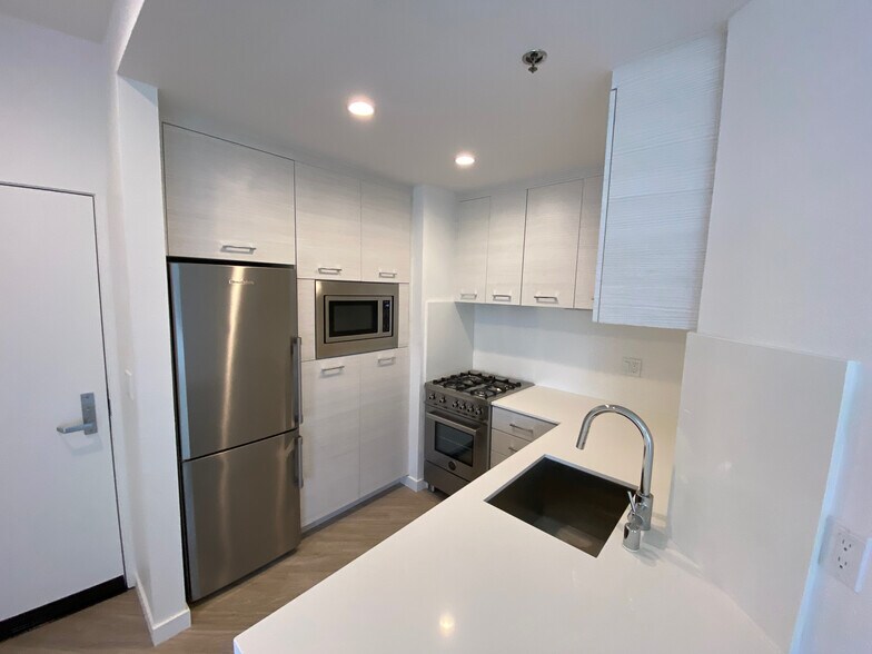 More Photos Of 8600 Burton Way, Los Angeles Apartments For Sale