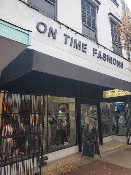 More Photos Of 26 W Broughton St, Savannah Storefront Retail Office For Lease