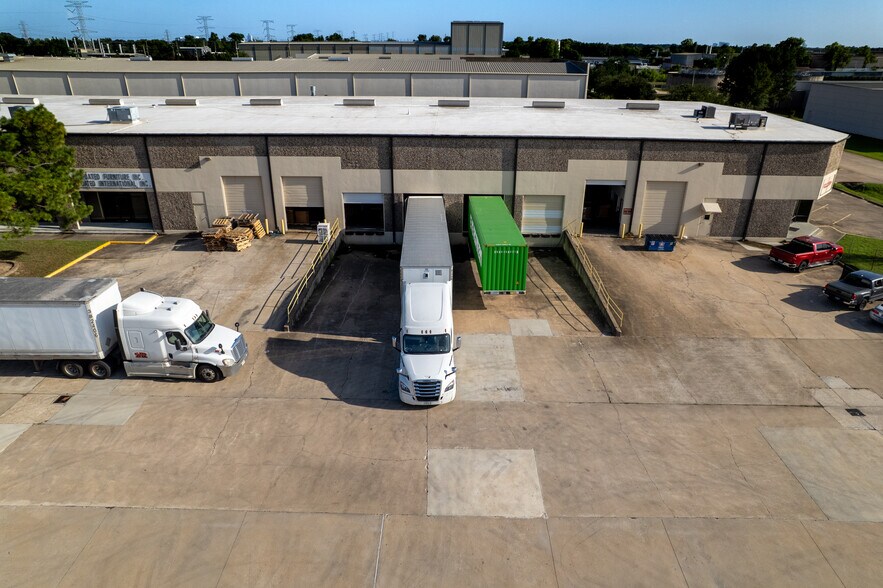 More Photos Of 6546 Petropark Dr, Houston Warehouse For Lease