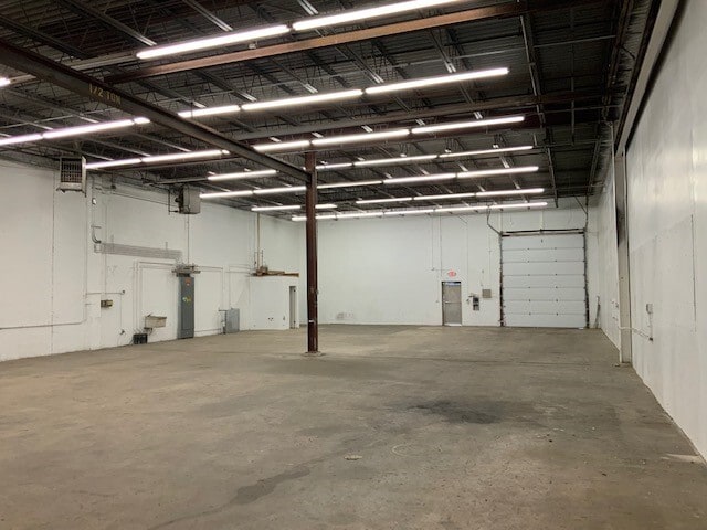 More Photos Of 41 Germany Dr, Wilmington Distribution For Lease