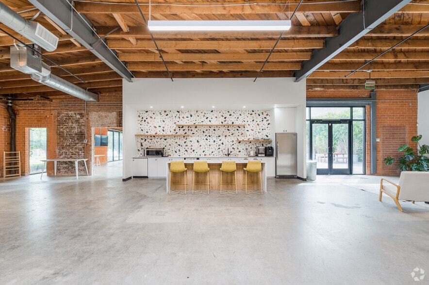 More Photos Of 12820 Panama St, Los Angeles Showroom For Sale