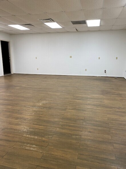 More Photos Of 3222 Bart Conner Dr, Norman Warehouse For Lease
