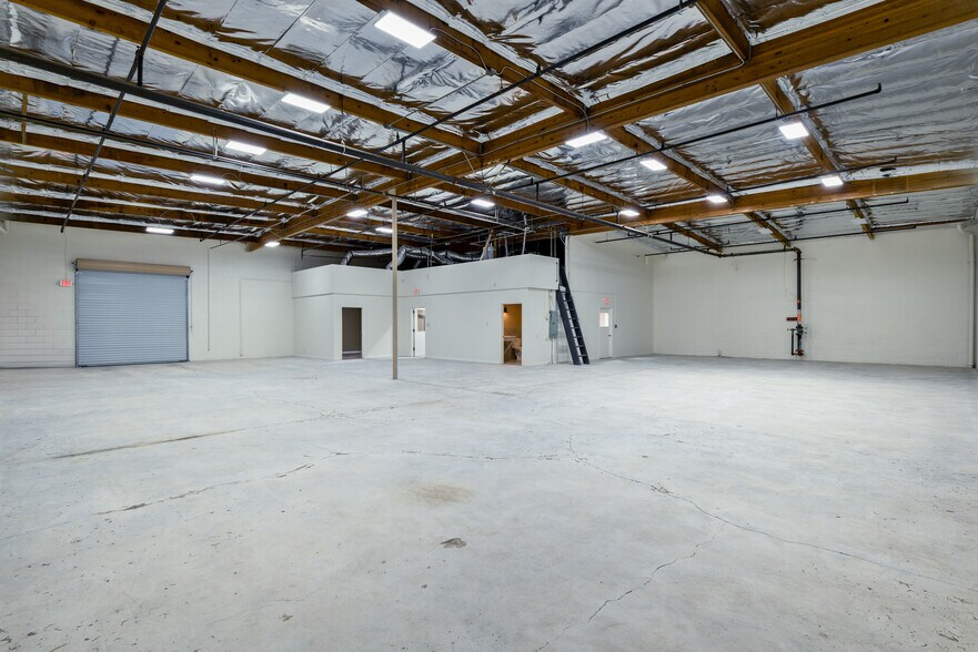More Photos Of 1595 Walter St, Ventura Warehouse For Lease