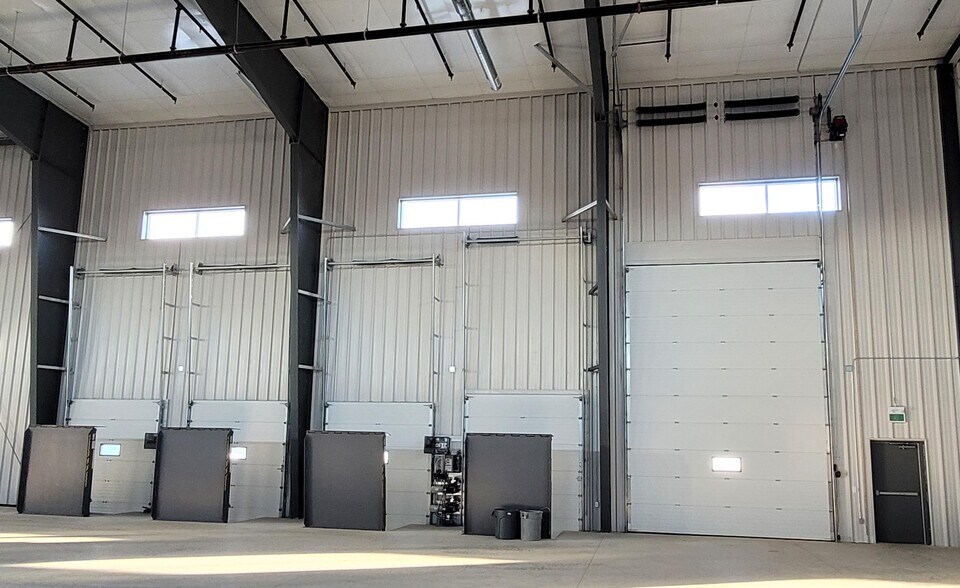 More Photos Of 390 Hudson Dr, Dorchester Warehouse For Lease