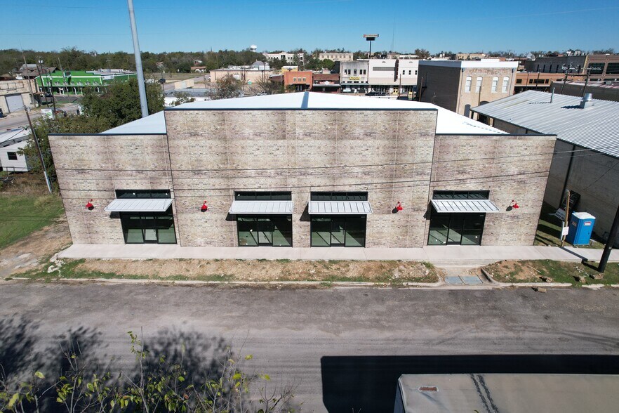 More Photos Of 202 W 1st St, Taylor Flex For Lease