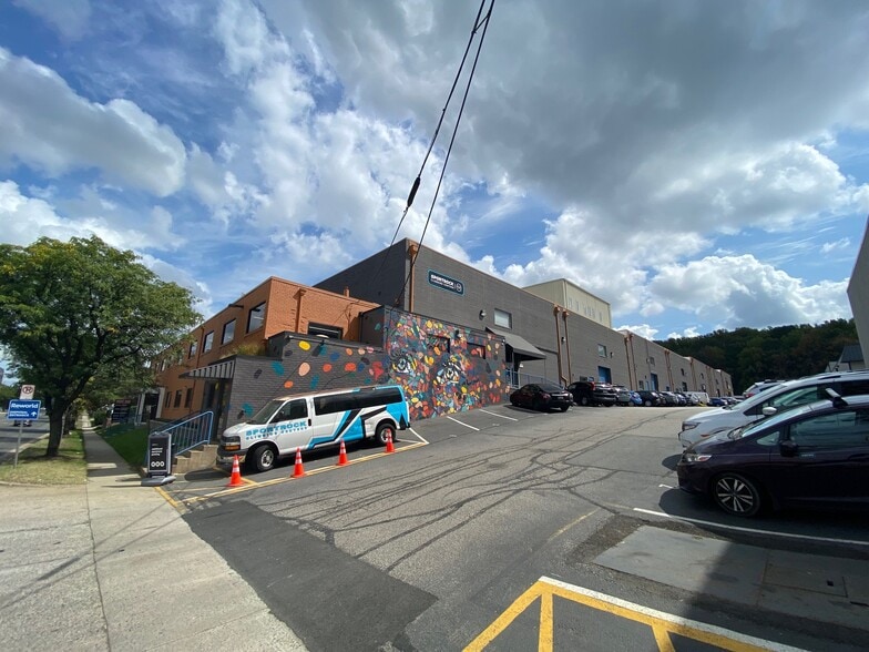 More Photos Of 5300-5320 Eisenhower Ave, Alexandria Warehouse For Lease