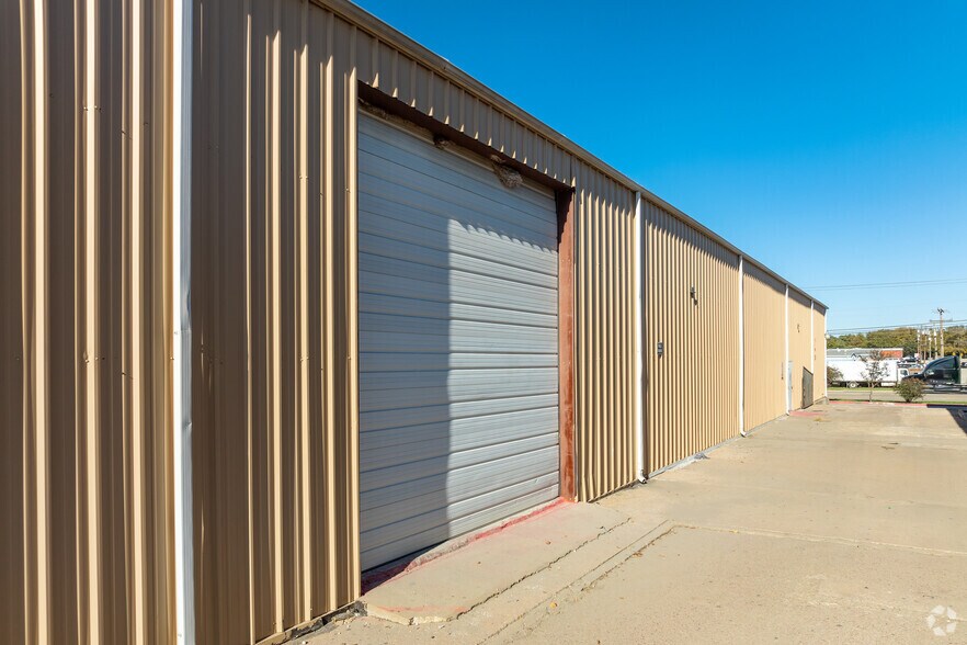 More Photos Of 711 W Kennedale Pky Building D, Kennedale Warehouse For Lease