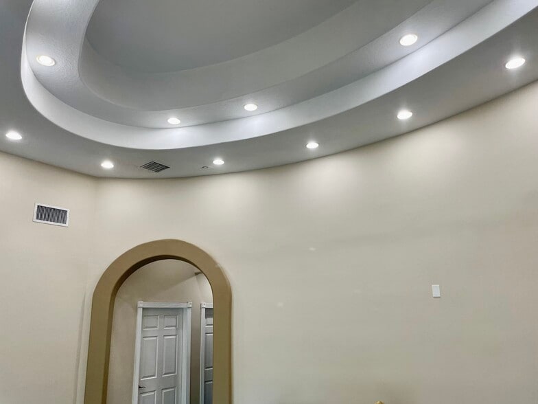 More Photos Of 8810 Commodity Cir, Orlando Showroom For Lease