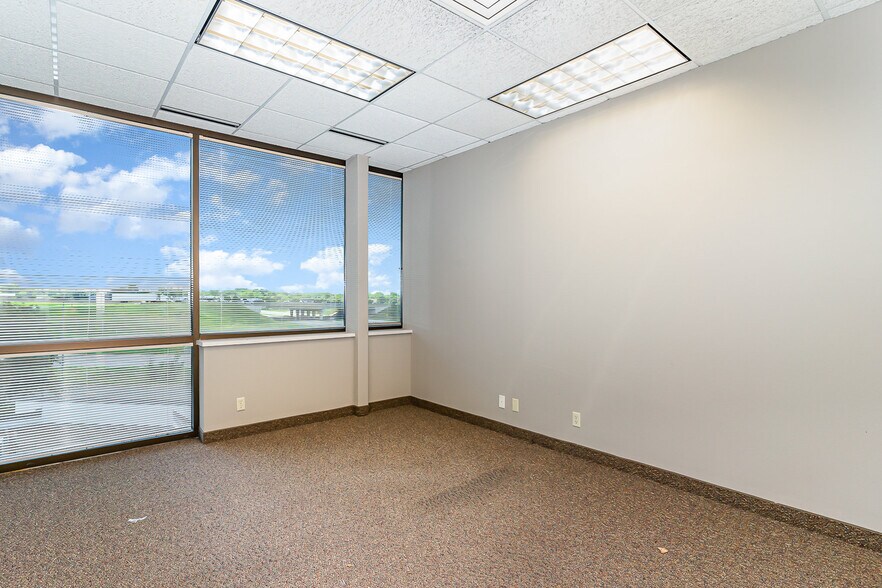 More Photos Of 941 Hillwind Rd NE, Minneapolis Medical For Lease