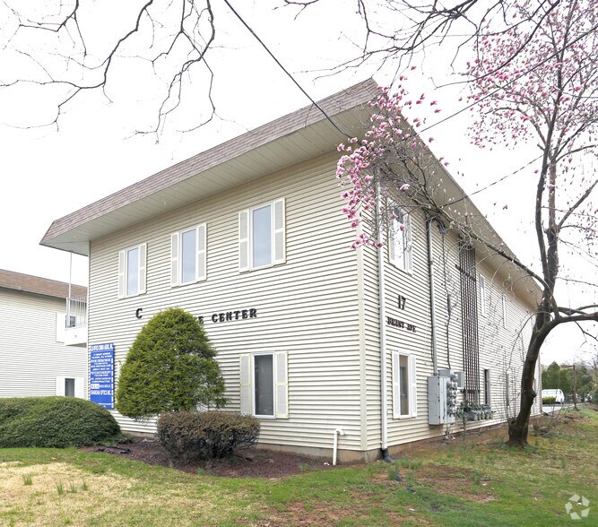 More Photos Of 17 Brant Ave, Clark Office For Lease