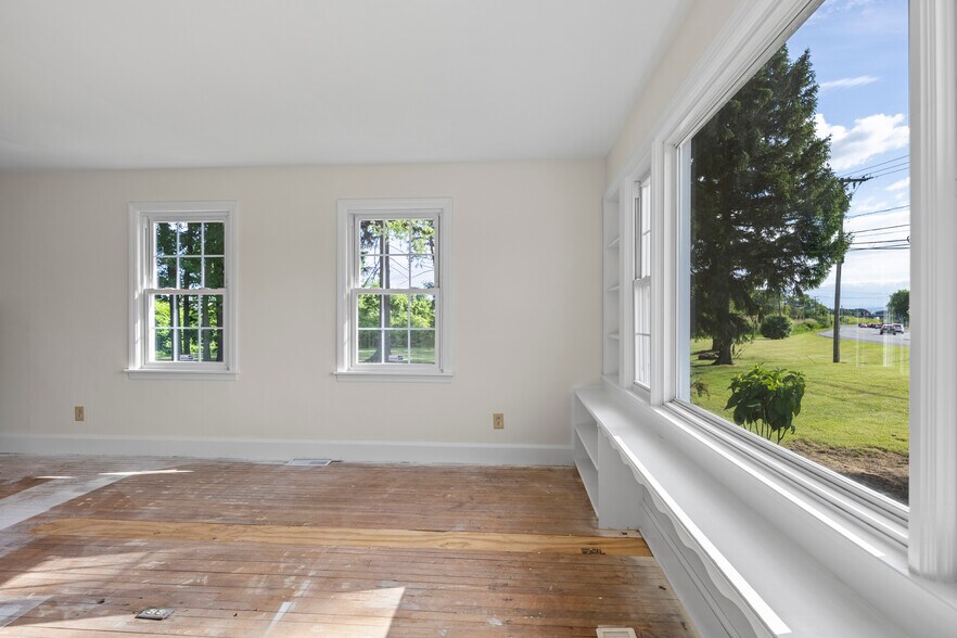 More Photos Of 267 Wolf Rd, Latham Office For Lease