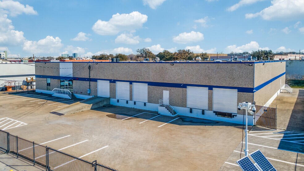 More Photos Of 11232 Leo Ln, Dallas Warehouse For Lease