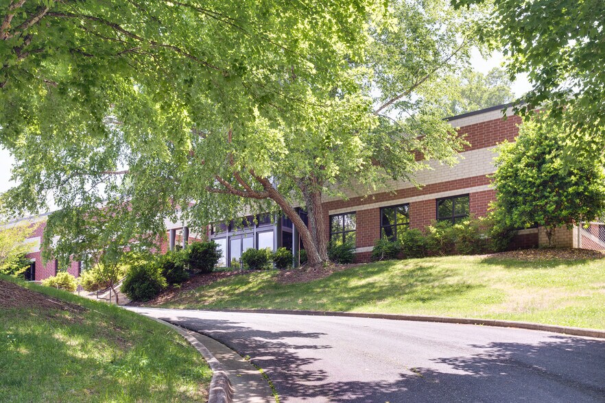 More Photos Of 3195 Centre Park Blvd, Winston-Salem Manufacturing For Sale