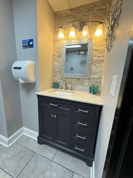 More Photos Of 1917 Welsh Rd, Philadelphia Office For Sale