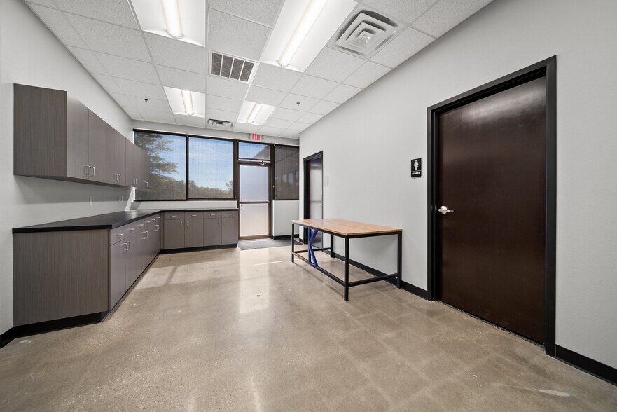 More Photos Of 210 SE 34th St, Bentonville Office For Sale
