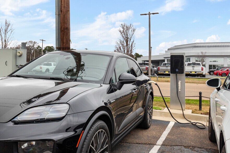 More Photos Of 5385 N I 55 St, Jackson Auto Dealership For Sale