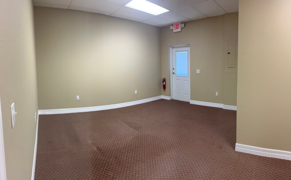 More Photos Of 6105 Deltona Blvd, Spring Hill Medical For Lease