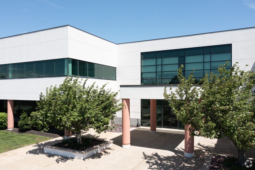 More Photos Of 5000 Hadley Rd, South Plainfield Office For Lease