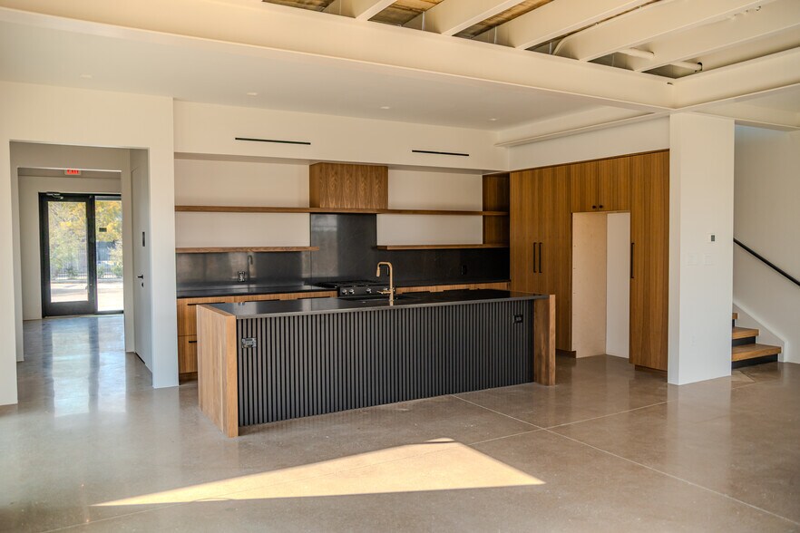 More Photos Of 4750 Iberia Ave, Dallas Office Residential For Sale