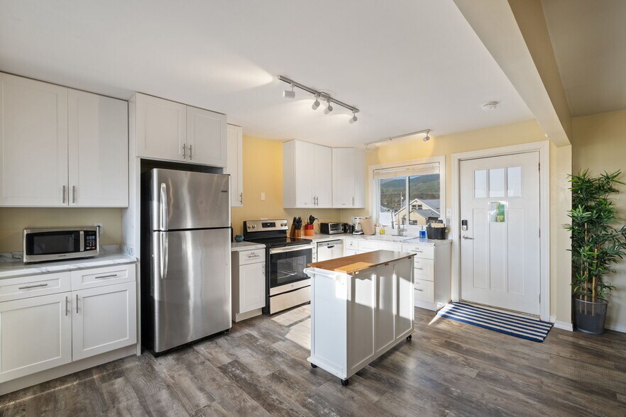 More Photos Of 259 S Pacific St, Rockaway Beach Specialty For Sale