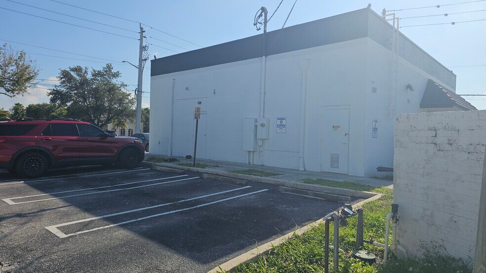 More Photos Of 700 W Boynton Beach Blvd, Boynton Beach Restaurant For Lease