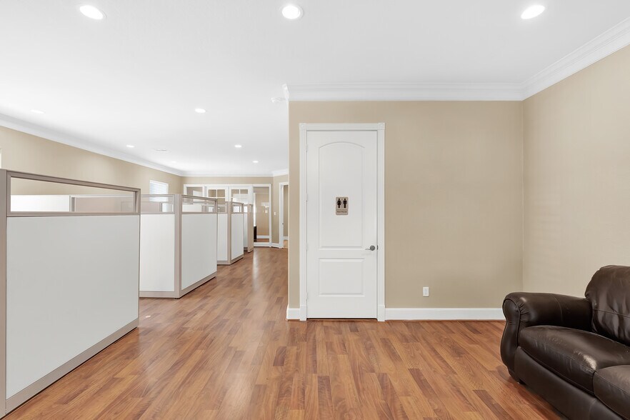 More Photos Of 11623 Spring Cypress Rd, Tomball Office For Sale