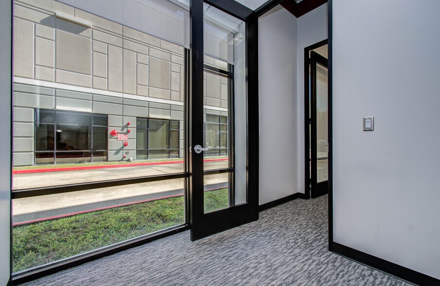 More Photos Of 9330 Kirby Dr, Houston Research And Development For Lease